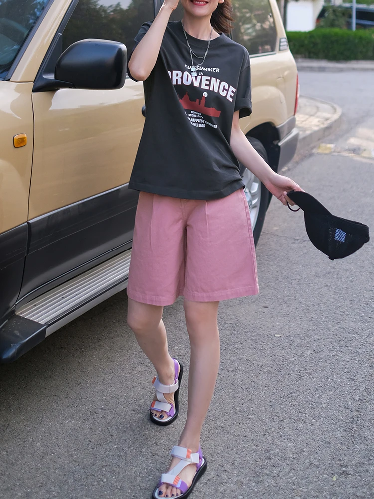 40代の夏にぴったりなショートパンツ：活力デニムショートパンツの実用性と着用シーン