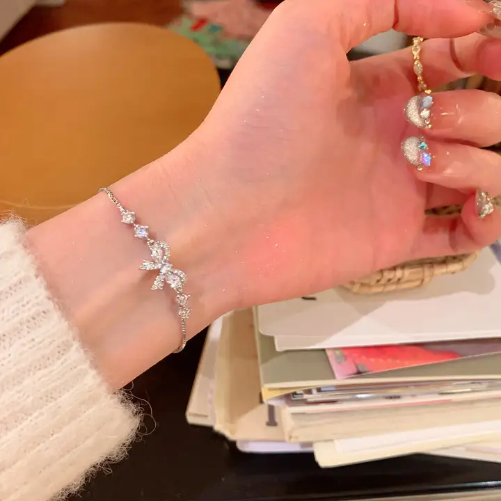 魅力あふれる蝶モチーフブレスレット【デザイン性豊かな細かいダイヤモンド装飾・女性用・軽やかで高級感ある仕上げ】