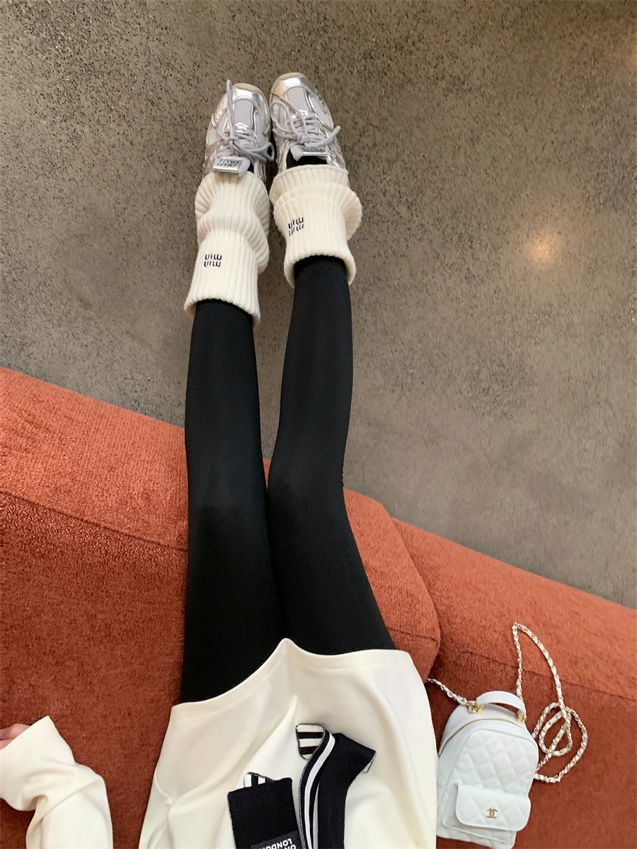 高ウエストシェイプヨガパンツ：黒色でフィットネスシーンに最適な無痕設計の実用性