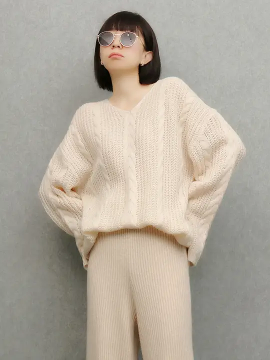 米杏色のVネック透かし編みニットトップス【春秋冬用・フレンチスタイル】