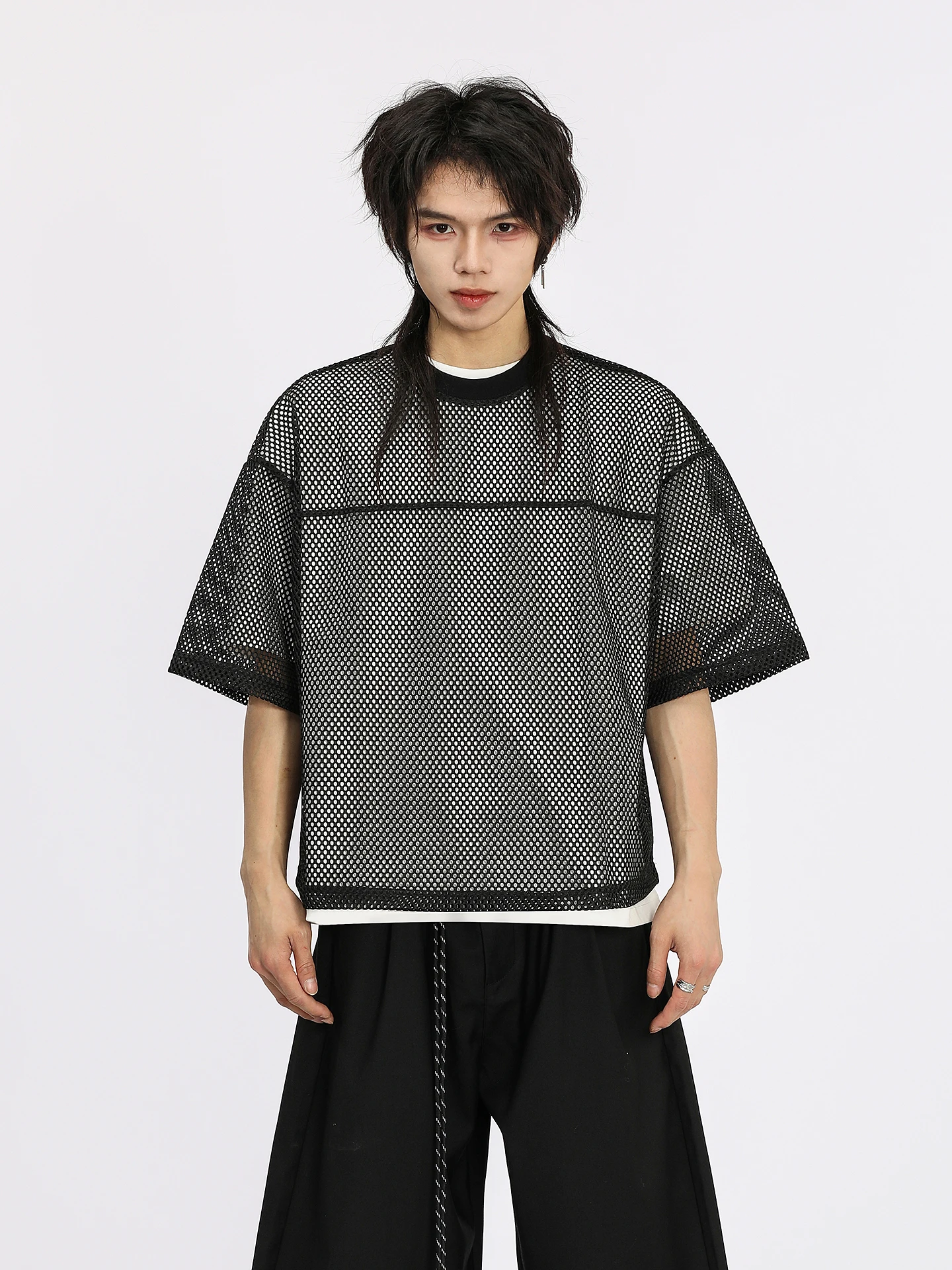 「tシャツの中に着る」が今、なぜ注目され ているのか？個性的な都市スタイルのボクシーショートTシャツで答えをつかむ