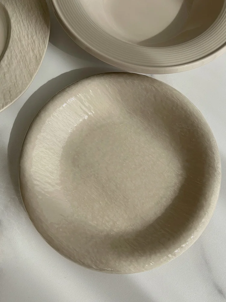 北欧風のシンプルな陶器食器：一人暮らし向けのベージュストーン柄セットの実用性とコストパフォーマンス