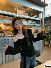 シックなデザイン！ブラックオフショルダー長袖Tシャツ【高級感・肩見せ・レディース用】