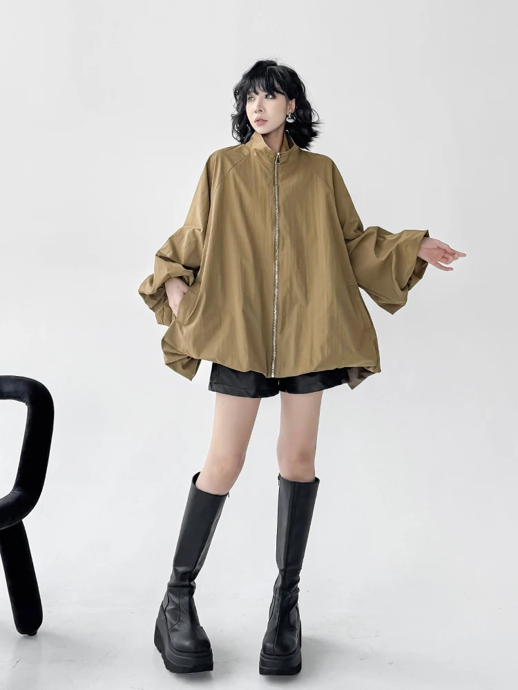 30代の女性に合うアウターは、街頭風の花苞袖コートで決める？