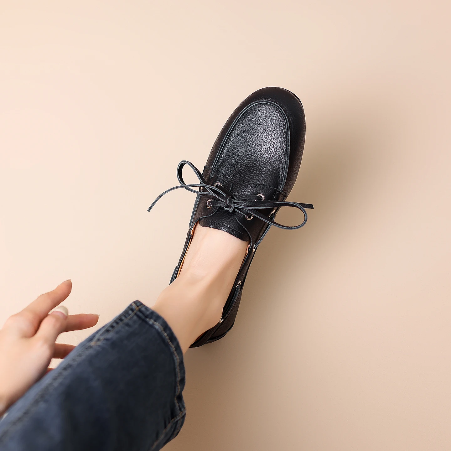 どんな服にも合う靴の色は？ヴィンテージ風のフラットシューズが解決するリアルな悩み