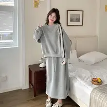 グレーのストライプスウェットシャツ【ラフなデザイン・ラウンドネック・ミディスカート・春用】（セットアップ対応）