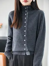 立ち襟デザインの精紡毛ニットカーディガン【ゆったりフィット・厚手・包みボタン】