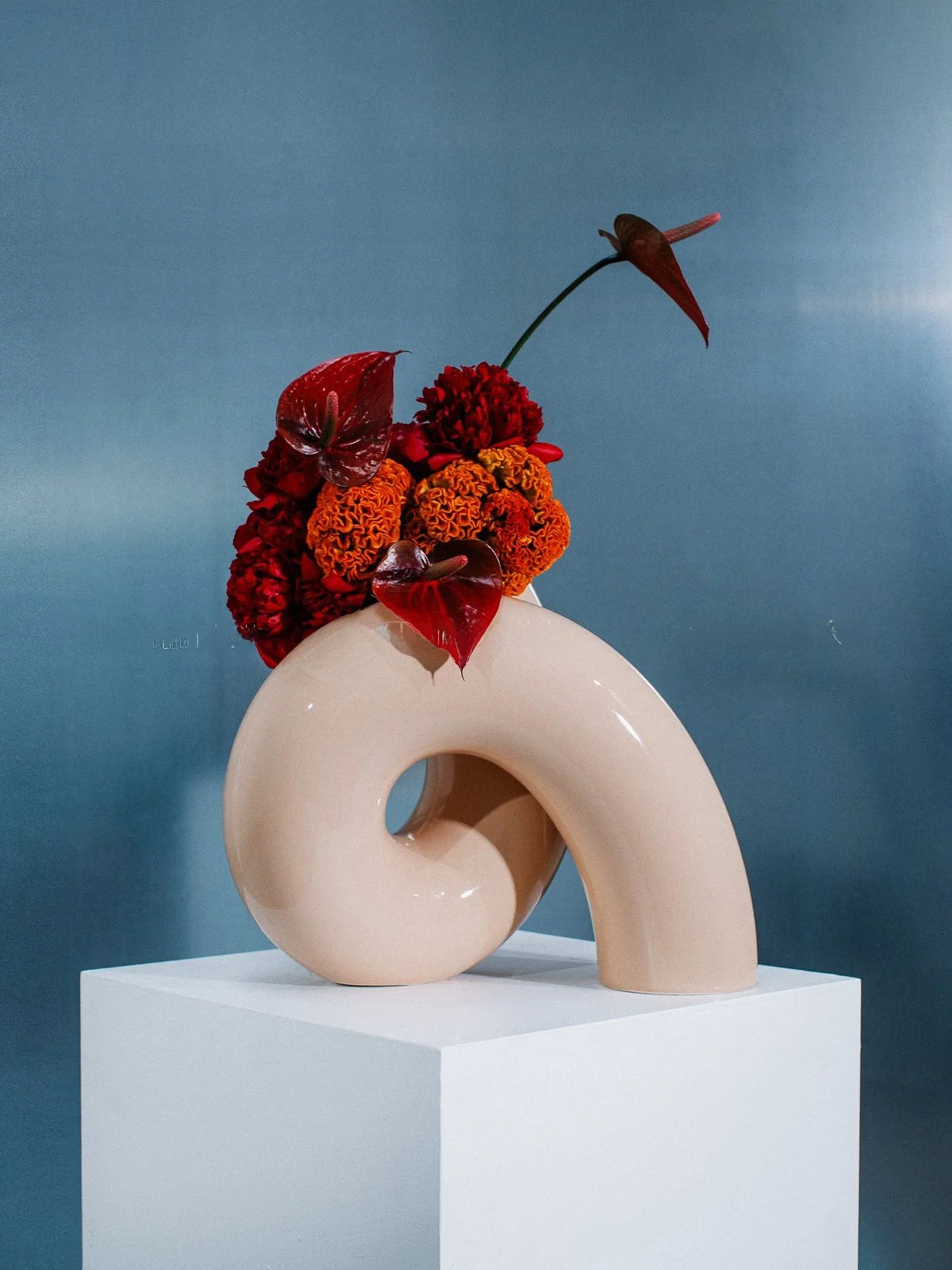 柔らかな色合いの花瓶：ユニークインテリアの定義と実際の使い方