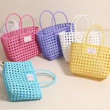 シンプルなスクエア型 穴あけデザインのプラスチック編みバッグ【夏用・ビーチ・多用途】