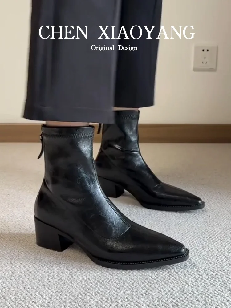 本革の太ヒールショートブーツ：レトロデザインで冬の通勤コーデに最適な使い方