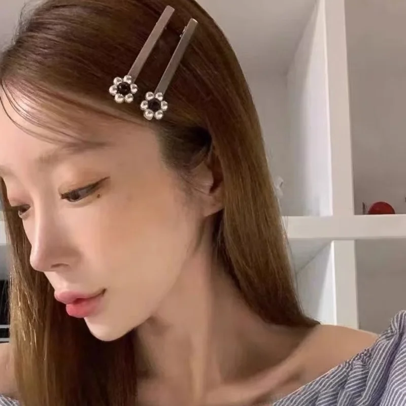 銀色花モチーフ金属ヘアクリップ：サイドバング用の実用性と素材特性を解説