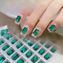エメラルドグリーン八角形ストーンのネイルデコレーション