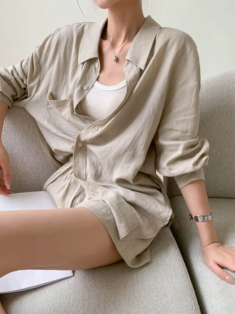 30代・40代の夏コーデに欠かせない「ブルーの長袖シャツとワイドパンツ」は、どう選ぶ？