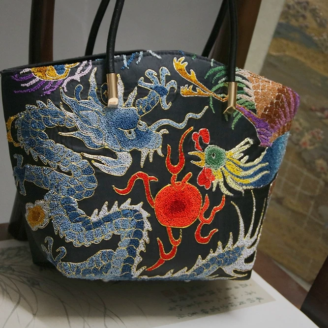 民族風デザインの刺繍トートバッグ：キルティングトートの実用性とデザイン特性