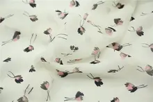 透け感のある薄手小花柄シフォン生地【米白地・粉黒水墨・コットン100%】