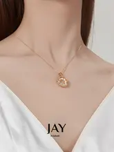 高級感あふれる真珠ネックレス【デザイ�ナー吊り下げ式・ボディに優しいデザイン】