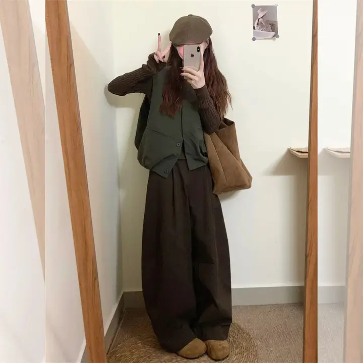 秋の日に最適なオシャレ！グリーンベストとワイドパンツのコーディネート（セットアップ対応）