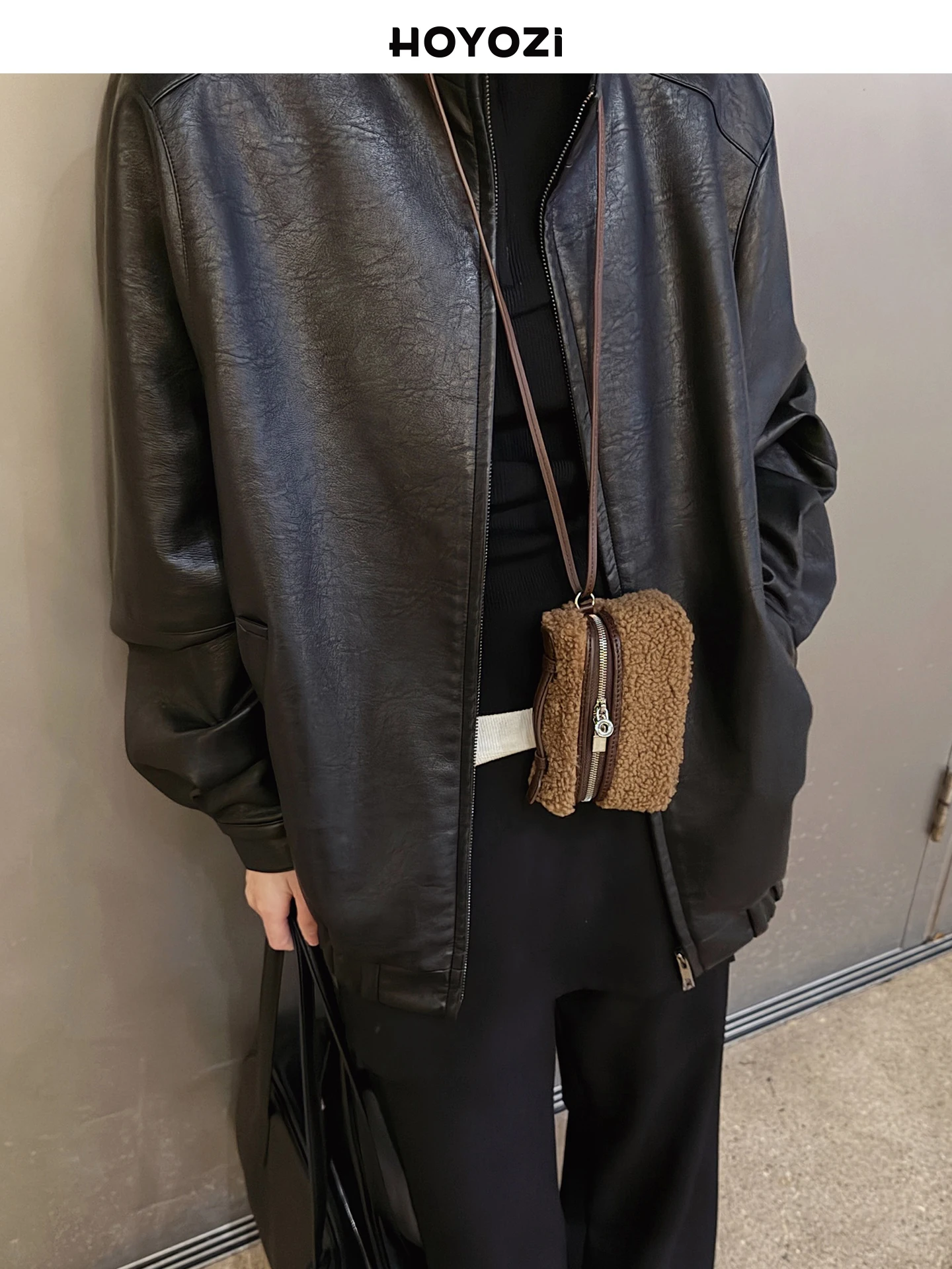 クロスボディーバッグとボアミニショルダーバッグ、どちらが日常に合うの？