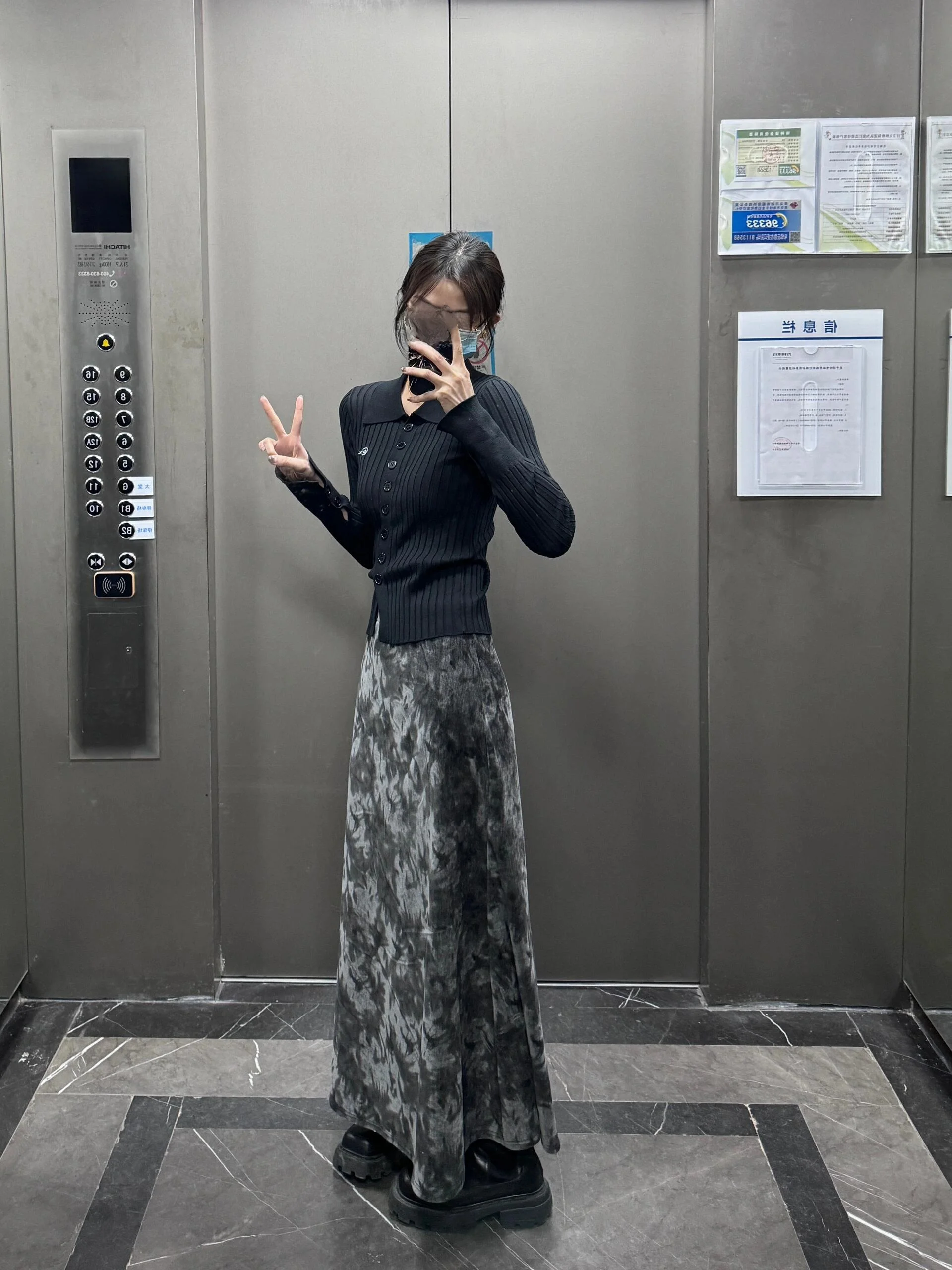 高身長向けロングブラックレトロタイダイ柄スカート：ウエストゴムとAラインが実用性を支える