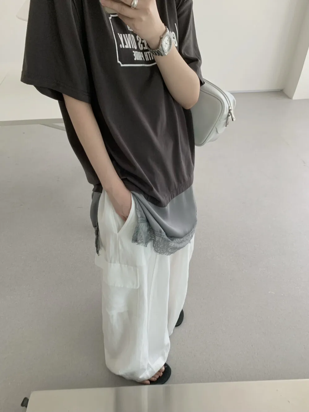 モード系ファッション Tシャツの定義と実際のデザイン：シンプルロゴプリントとレース切り替えの半袖Tシャツ
