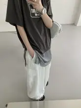 シンプルなロゴプリントとレースの切り替えが魅力の半袖Tシャツ