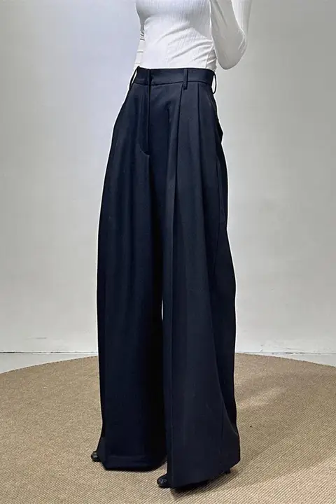 エレガントなデザイン！黒のワイドレッグパンツ【高ウエスト・ドレープ感・春夏用】