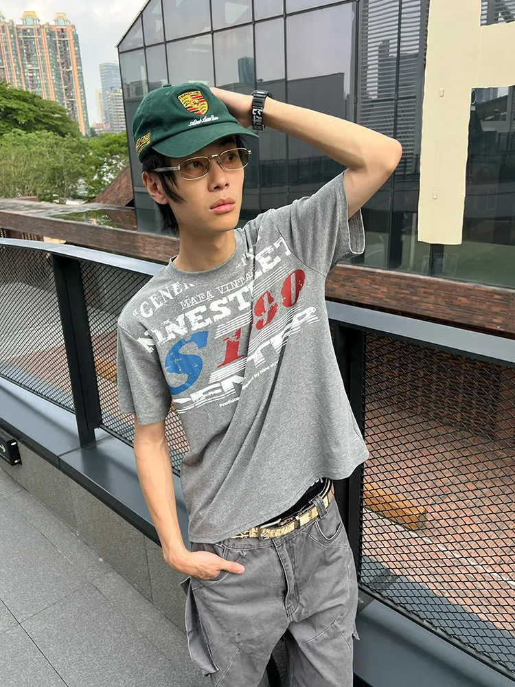 二の腕をカバーするトップスと合わせたカーゴパンツで、どんなスタイルに見えるの？