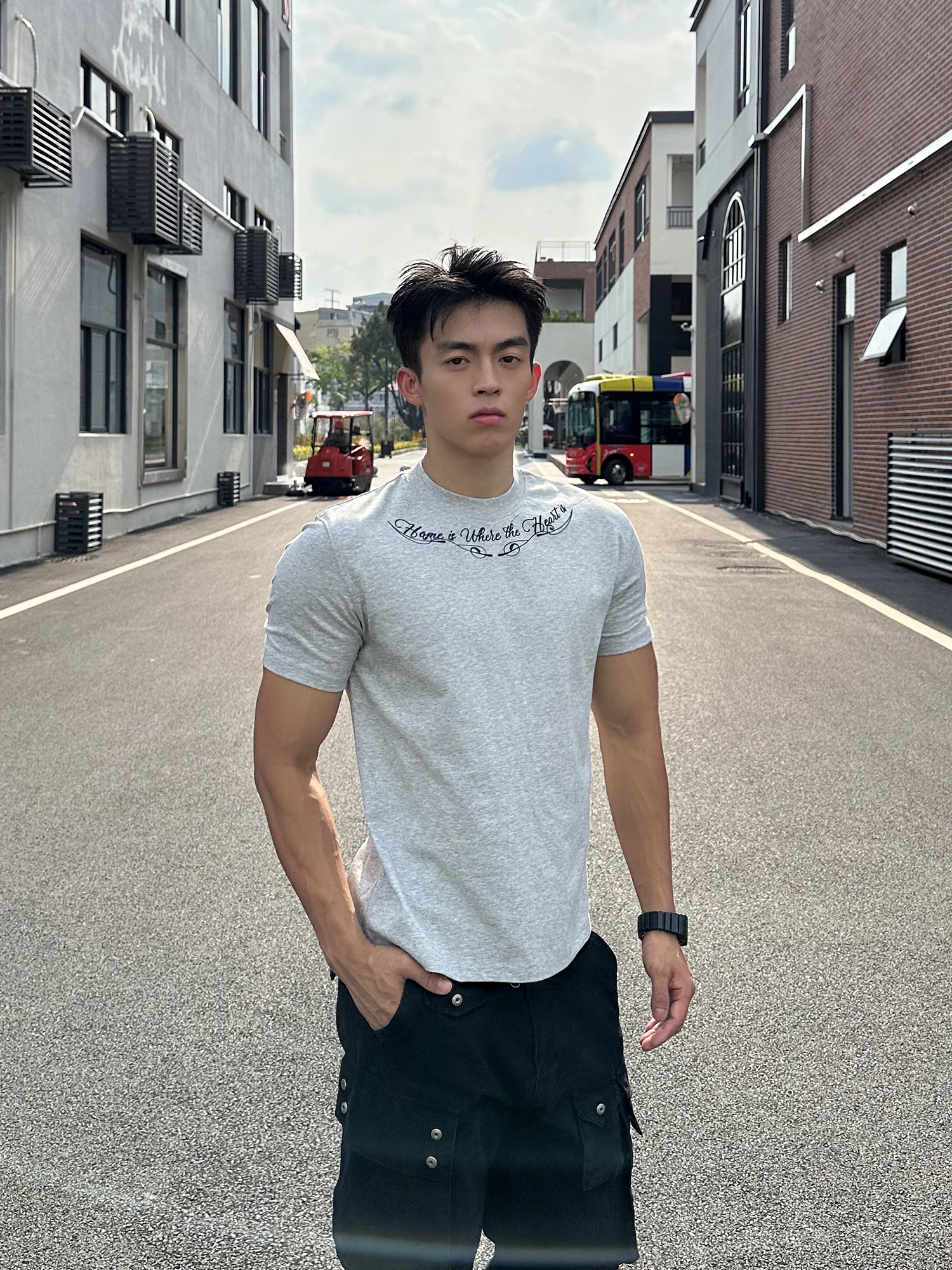 メンズTシャツの種類と選び方：クールな印刷デザインの半袖Tシャツ【フィット・袖口リブ】