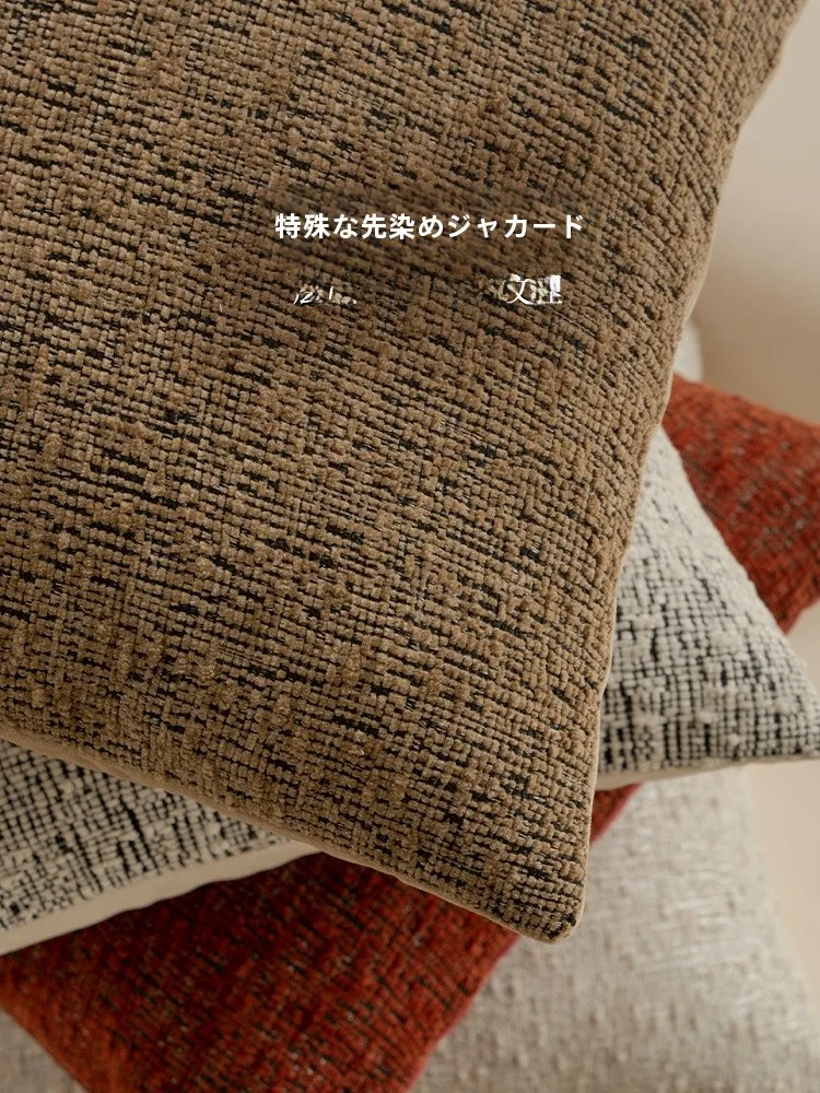 リビングの整理整頓で「見た目」が変わる？肌理感のあるソファクッションが解決するリアルな悩みとは
