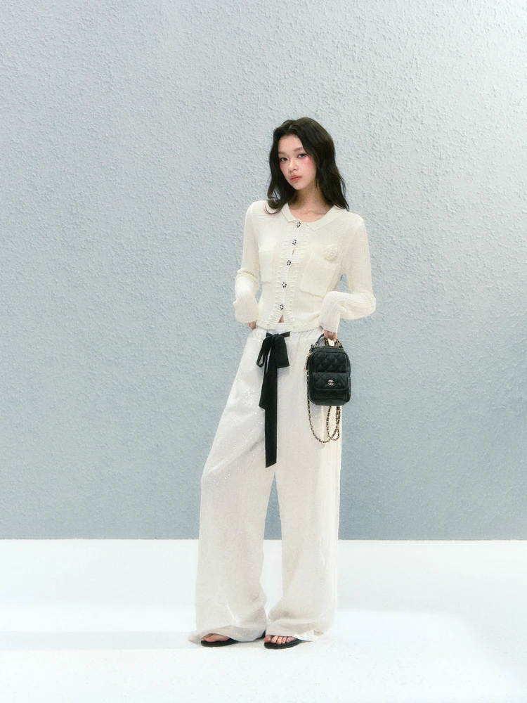 優雅なデザインのカーディガン：フラップカラー・長袖・タイトフィットでオフィスとcitywalkを快適に