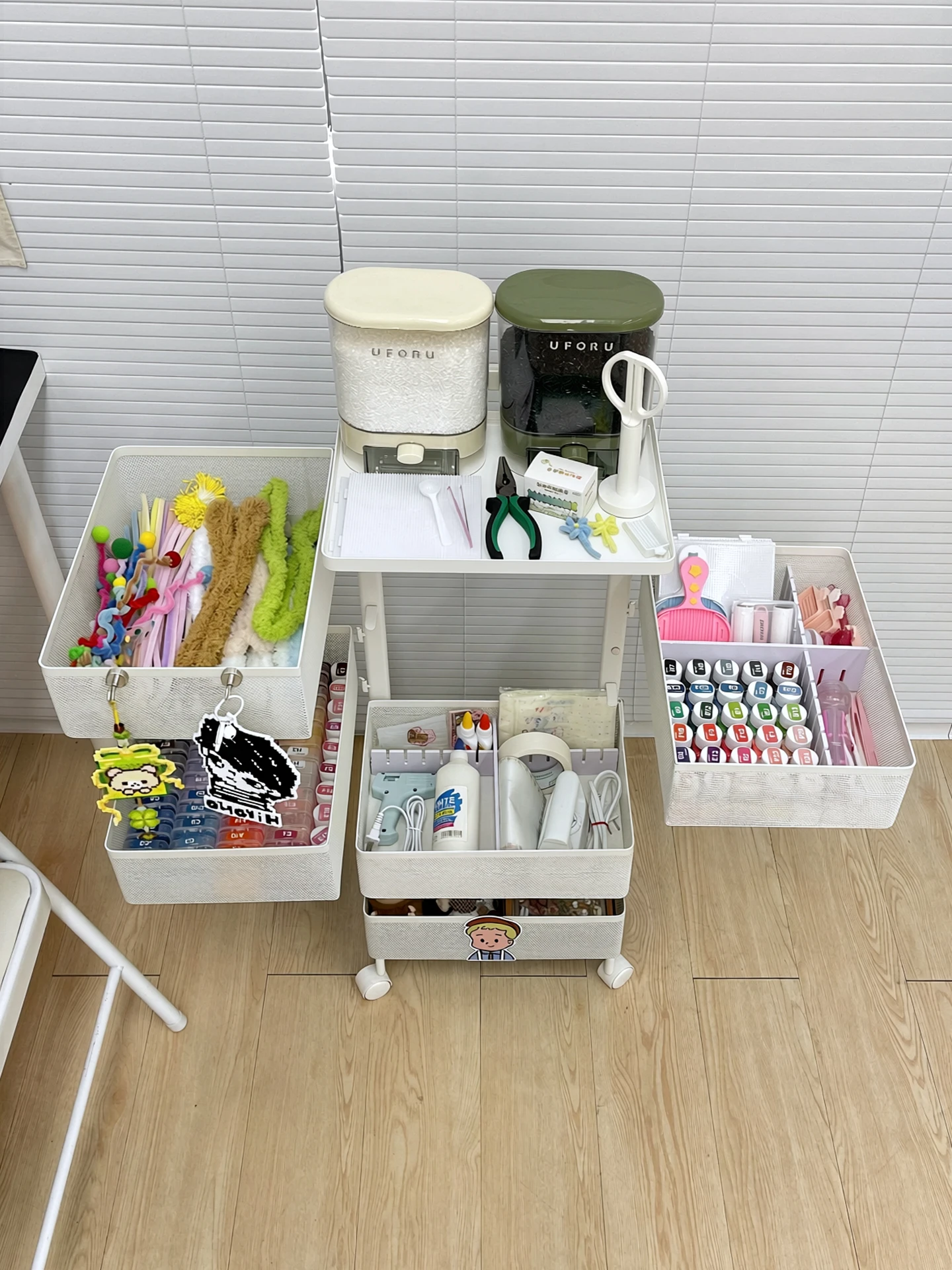 回転式可動収納ワゴン：DIYショップで効率的にピン豆ボトルを整理するための多層収納ソリューション