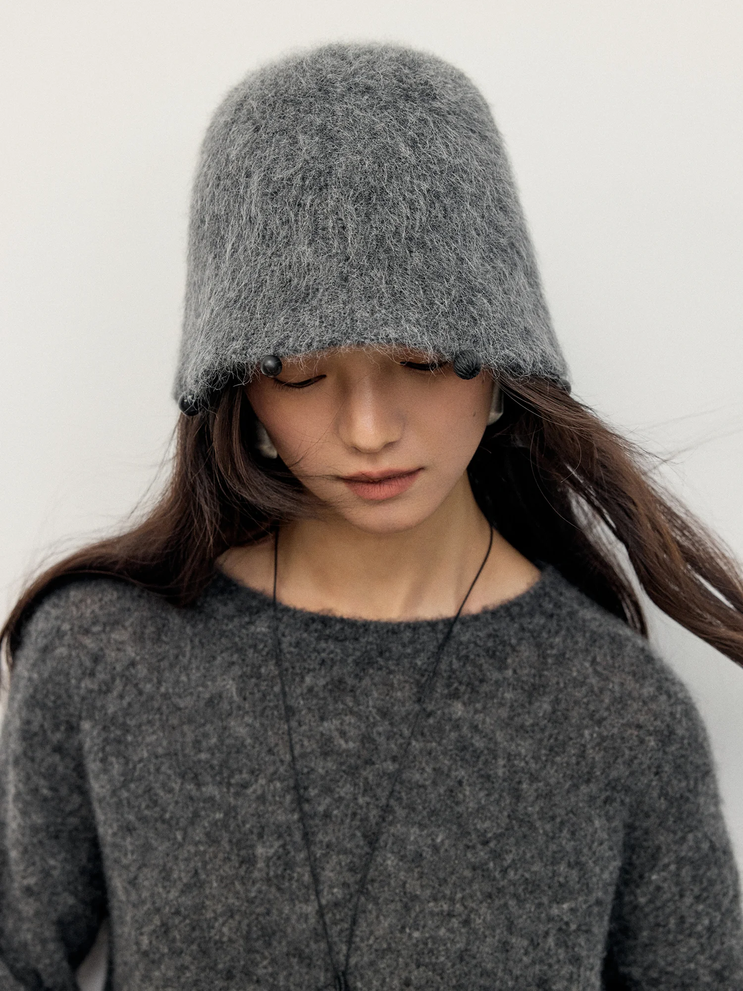 ツイルキャップとアルパカウールキャップ、どちらが今、日本の日常にふさわしいの？