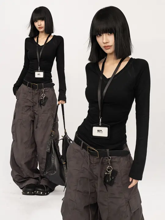 シンプルなVネック長袖ブラックTシャツ【女性用・秋冬・スリムフィット】
