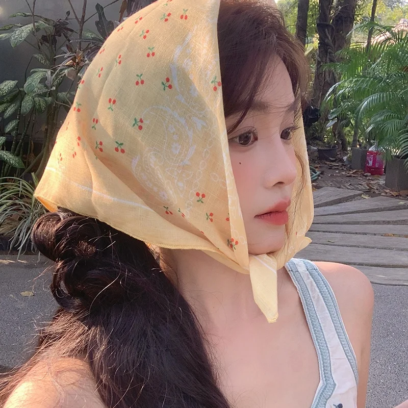 おしゃれな小花柄ターバン：女性向けのレトロデザインと通勤シーンでの活用法