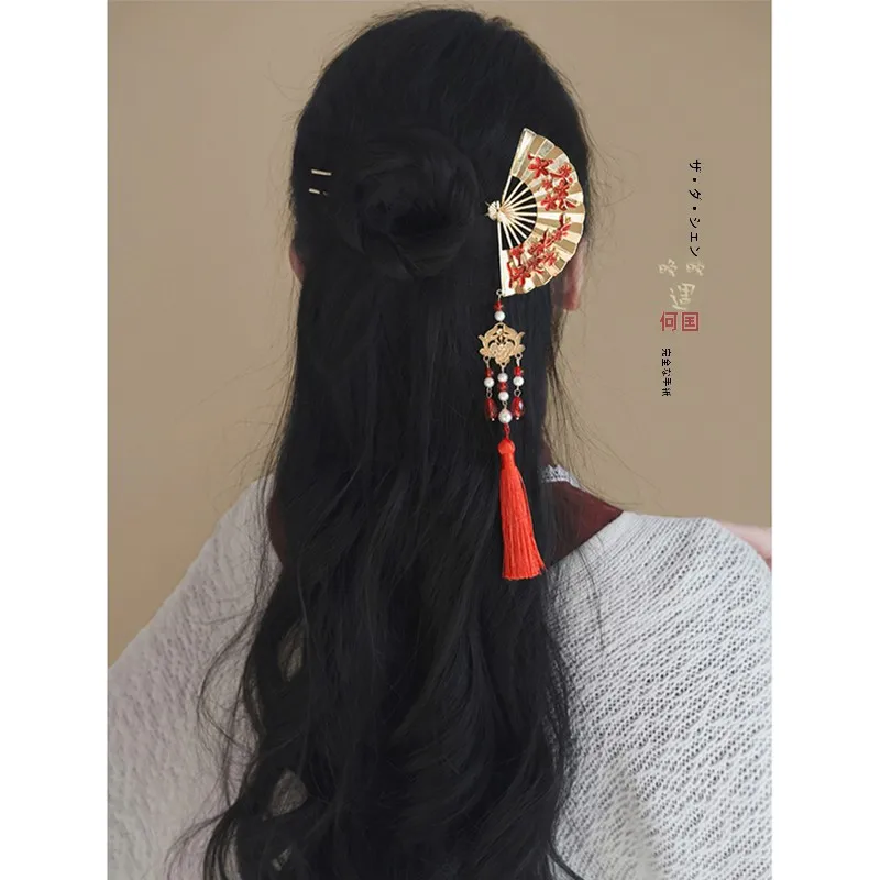 お宮参りにぴったりの髪飾りは？赤い扇子型ヘアピンがなぜ人気なのか