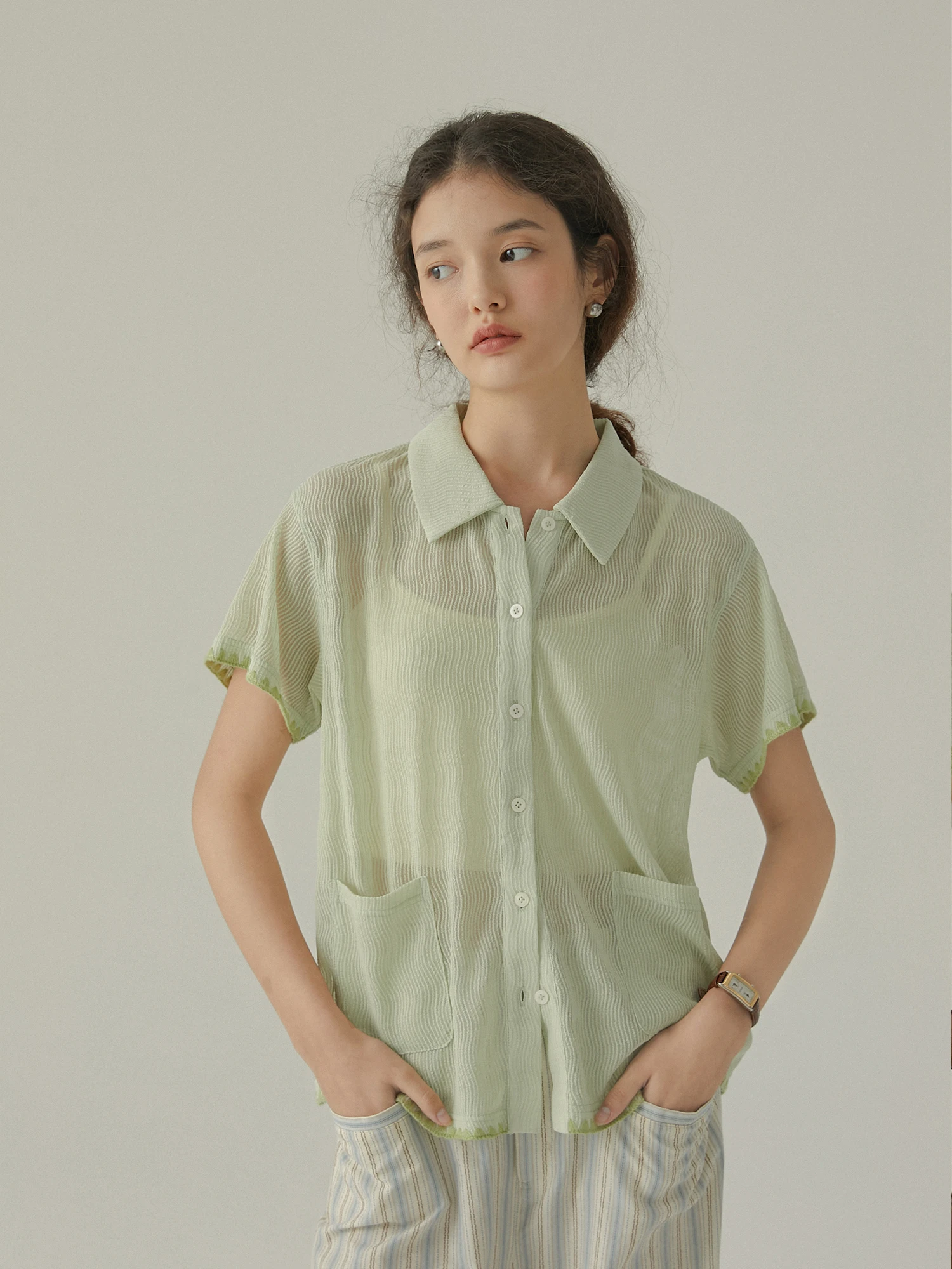 LLANO シェル刺繍透かし編み短袖ニットシャツ：ベージュトップスの夏コーデに最適な通勤風スタイル