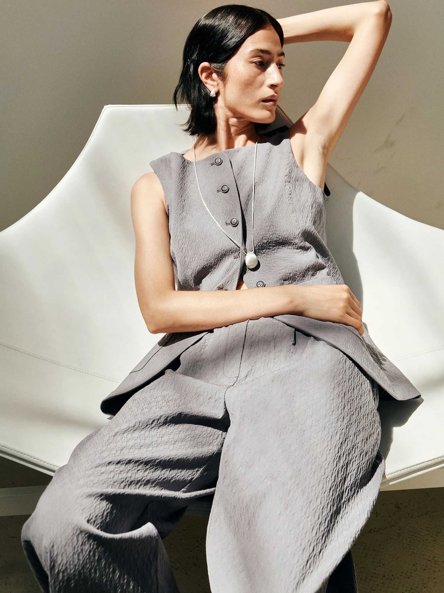 8月末に着る服の色やスタイルは？法式リラックススタイルのベストとパンツが解決する季節の悩み