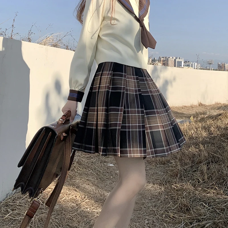 ダサい制服が人気になる理由は？クラシックな百褶格子スカートが教えてくれたこと