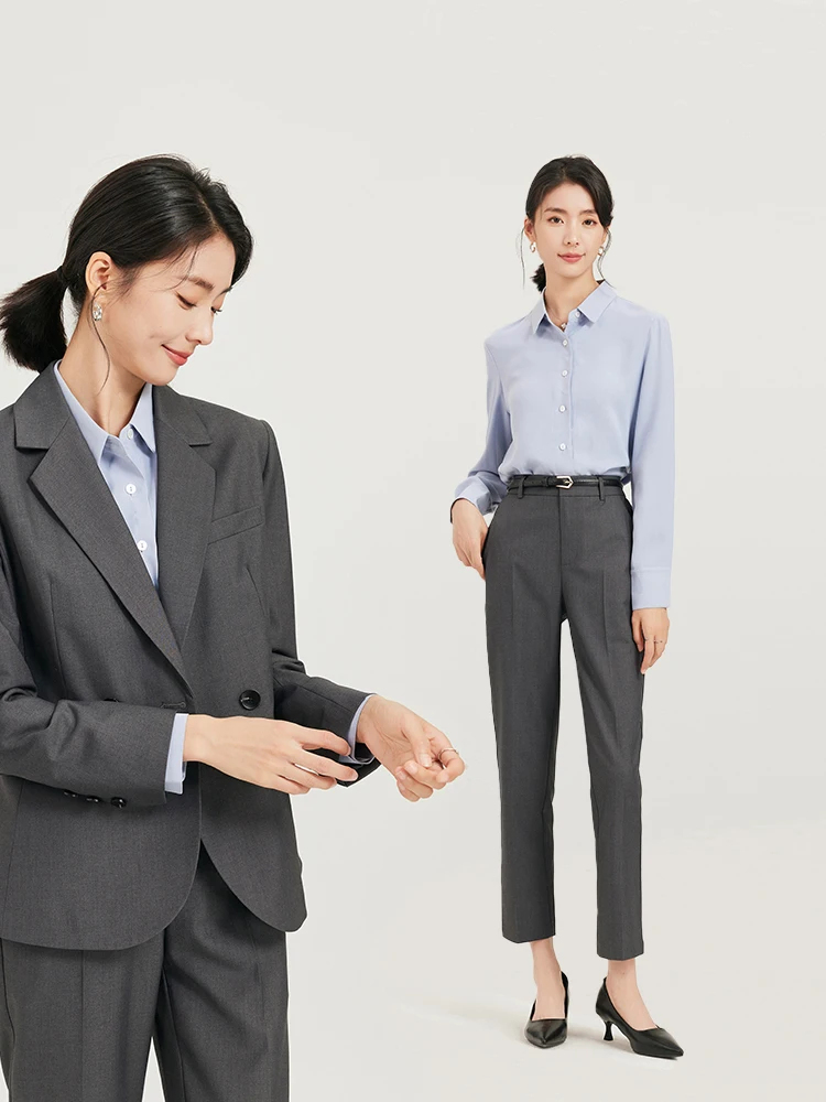 60代セミフォーマルの選び方：グレーのスーツ【女性用・ビジネスカジュアル・面接対応】の実際の使い方