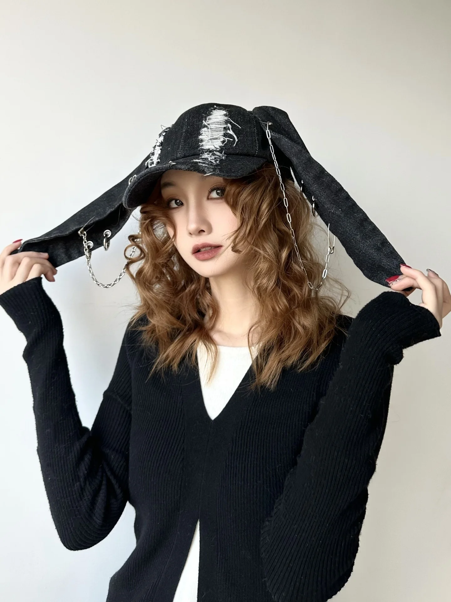 個性的ウサギ耳デザインのチェーン付きキャップ：ファッションと実用性のバランスを取る