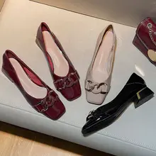 黒のエナメル素材 スクエアトゥ 太ヒール シンプルパンプス【夏用・フレンチスタイル・低ヒール】