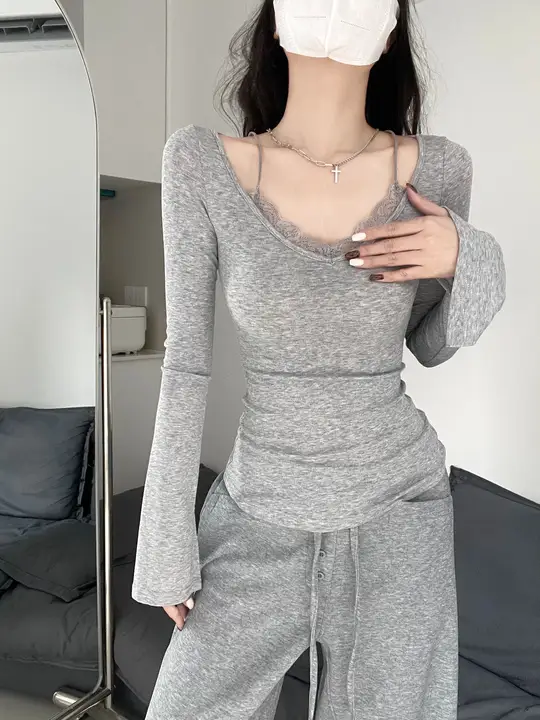 リボン付きレースデザインのVネック長袖Tシャツ【袖口スリット・重ね着風】（セットアップ対応）