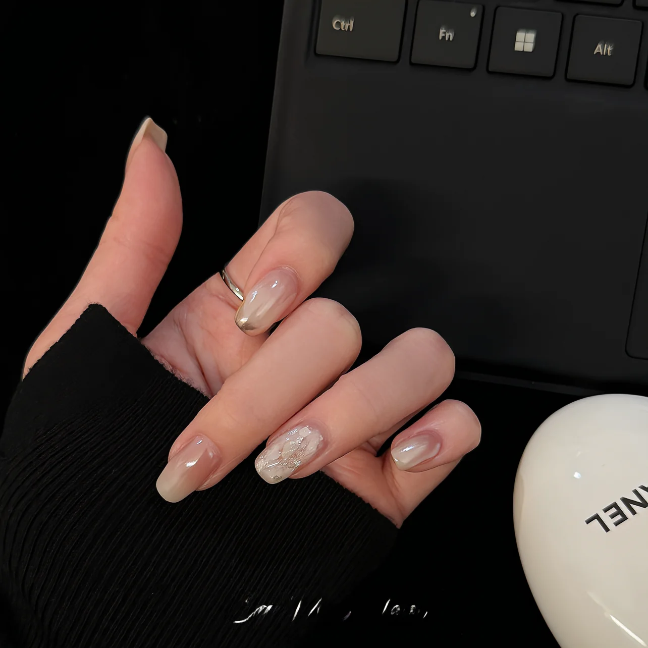 ショートネイルをもっとおしゃれに仕上げるには？アセテートシェルのヌードカラーデザインが解決する3つの理由