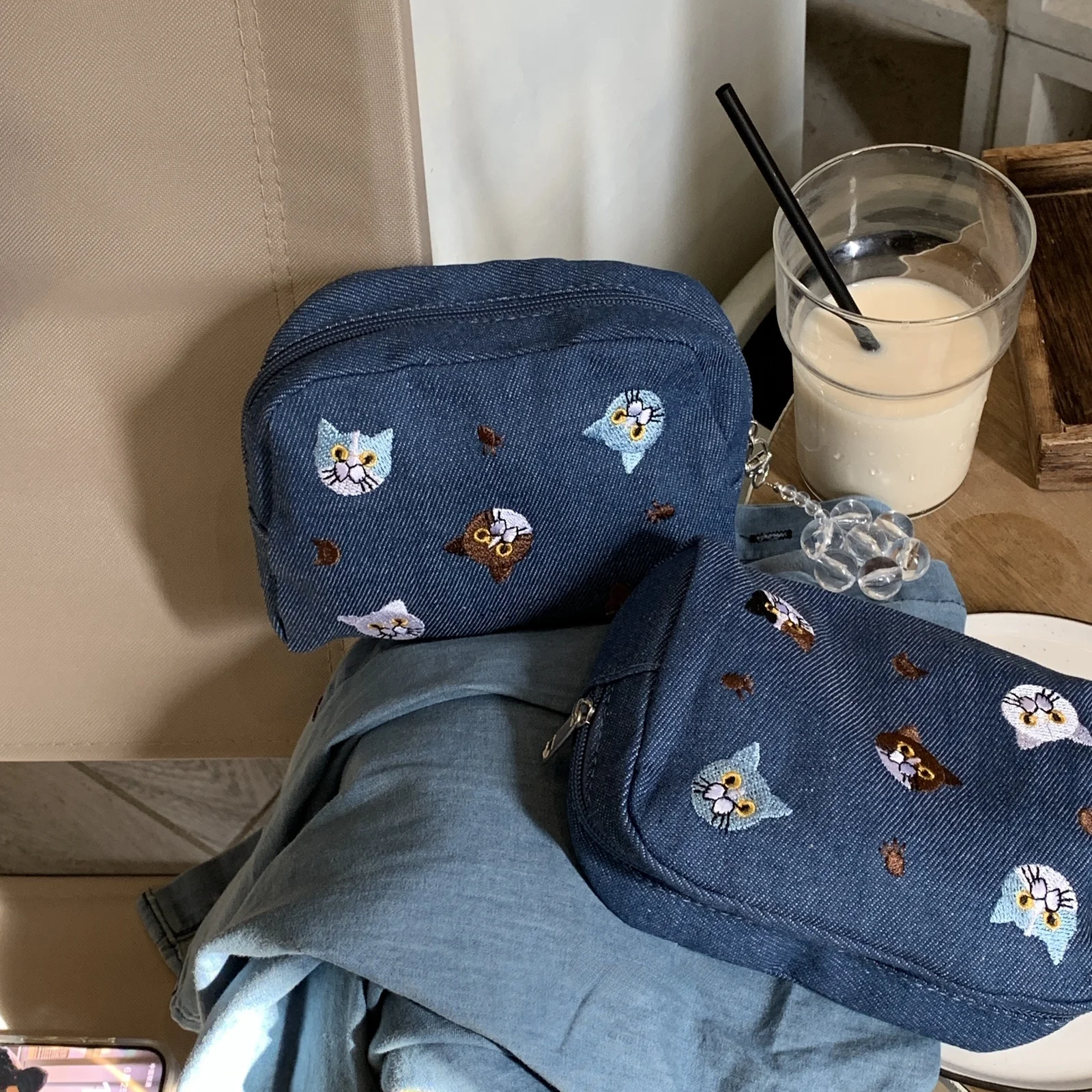 可愛い刺繍入り猫デザインの化粧ポーチ：可愛いコスメプレゼントに最適な収納アイテム