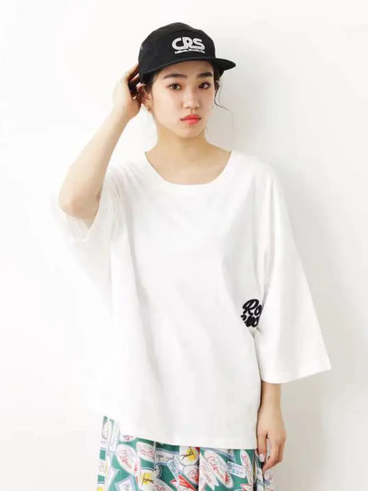 重工刺繍入りラウンドネックTシャツ：夏用女性向けの通勤風デザインと吸湿排汗機能の実態