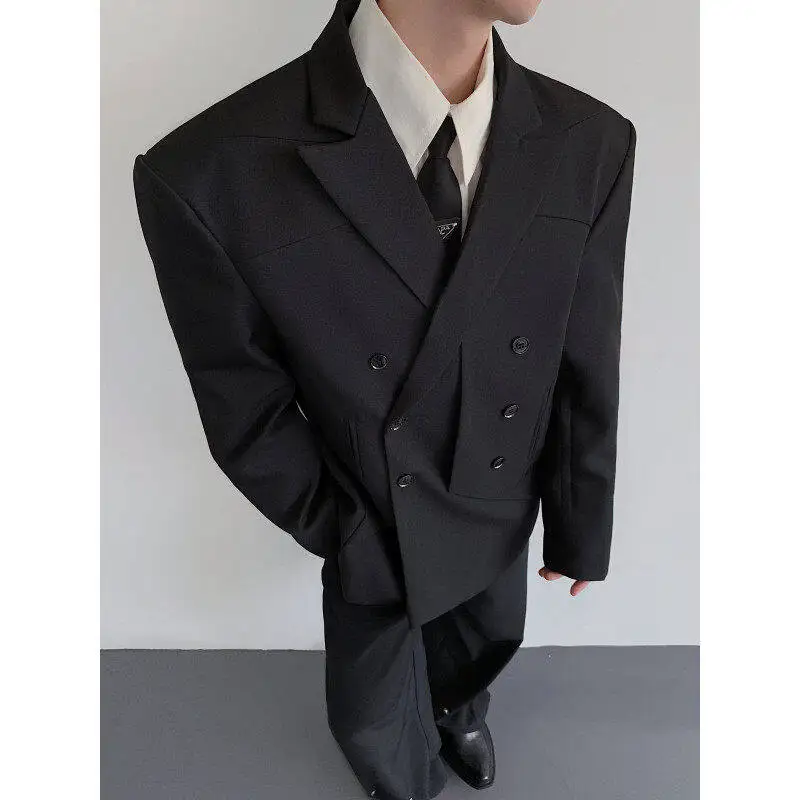 黒い洋服のファッションスタイルを実現する、肩パッド付きブラックジャケット