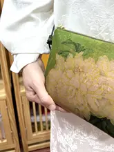 新中式デザインの香云纱ラ zipスマホポーチ【旗袍スタイル・高級感・レトロ調・ハンドストラップ付き・斜め掛け】