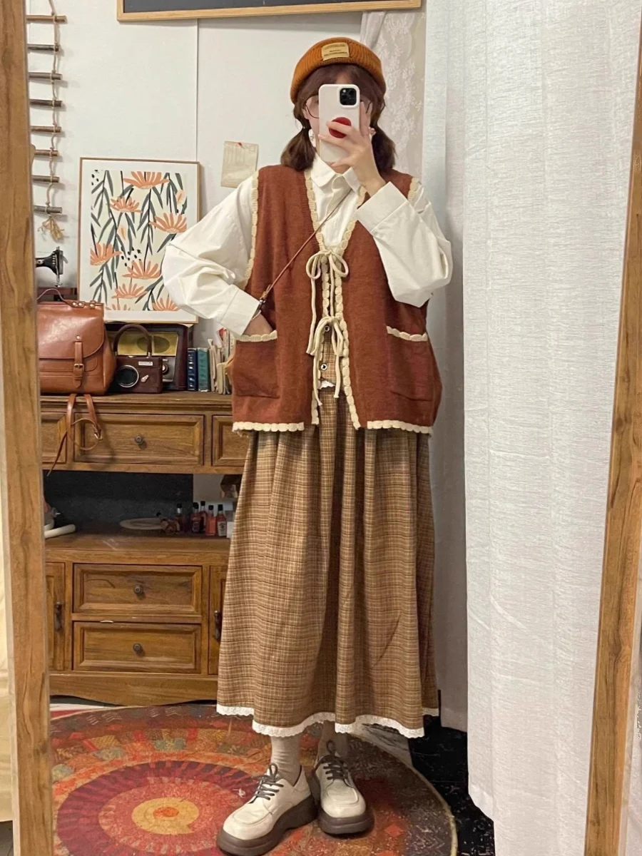 80年代女子ファッションのスタイルを再発見するには？このニットカーディガンとシャツセットが答えになる