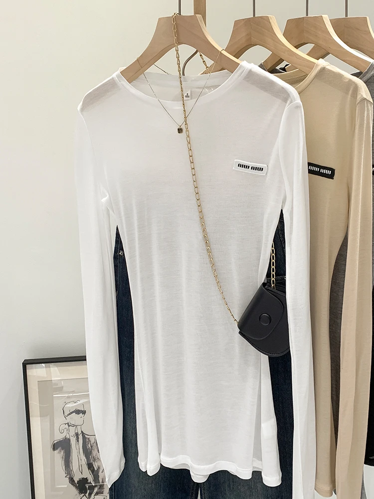 白Tシャツを重ね着に活かすには？韓風の透け感が魅力のレディーストップスが今、注目されています