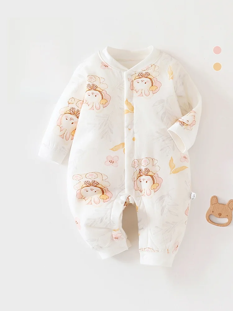 冬の新生児が寒くならないようにする、寝るときの服装はどう選ぶ？